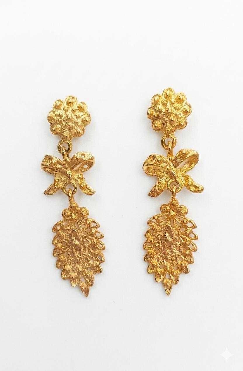 Pendientes hoja lazo dorados pequeños